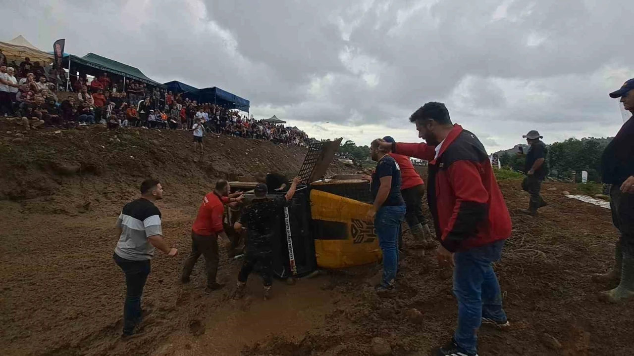 Rize’deki off-road yarışlarında takla atan araç yürekleri ağıza getirdi
