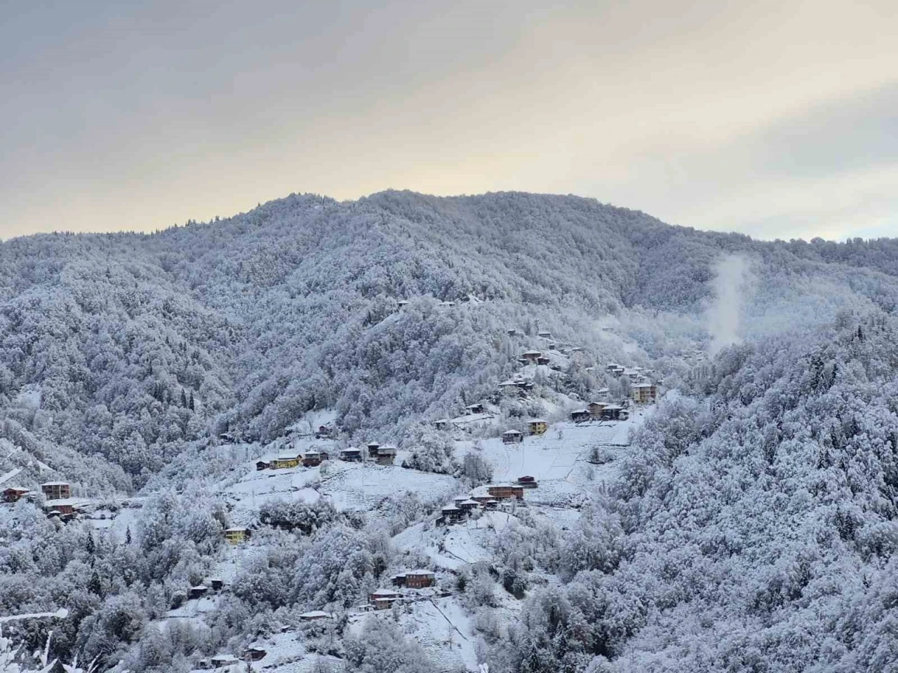 Rize&rsquo;nin y&uuml;ksek kesimlerinde kar kalınlığı 1 metreyi aştı

