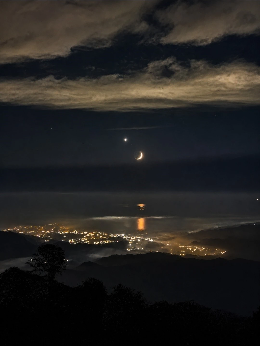 Rize semalarında ay yıldızlı eşsiz g&ouml;r&uuml;nt&uuml;
