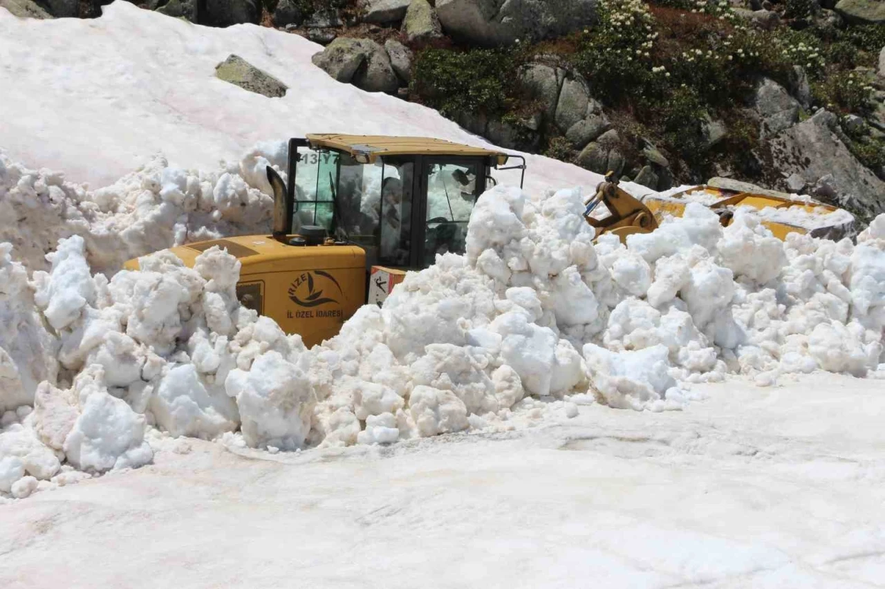 Rize yaylalarında hummalı kar temizliği
