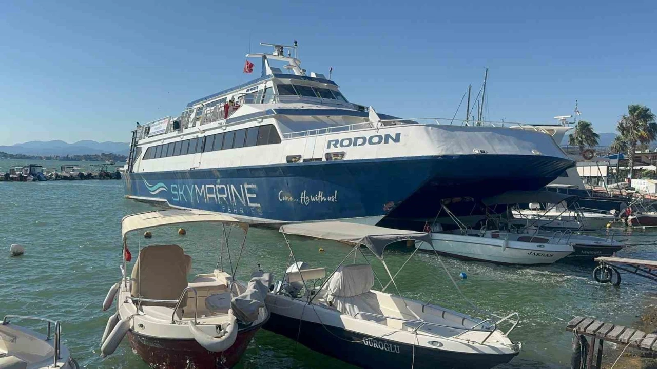 Rodos seferi yapan feribot Fethiye&rsquo;de karaya oturdu
