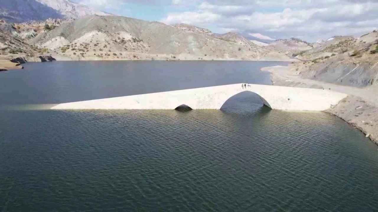 Roma dönemine ait altınlı köprüsü sular altında kalıyor
