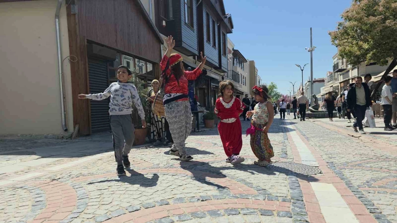 Romanlardan Kakava &ccedil;ağrısı: Şehir 9/8&rsquo;lik ritimlerle şenlendi
