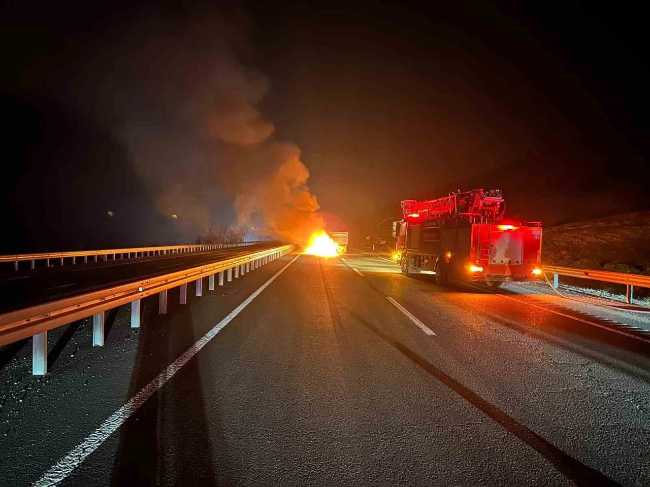 Römorka çarpan otomobil alev topuna döndü: 2 yaralı
