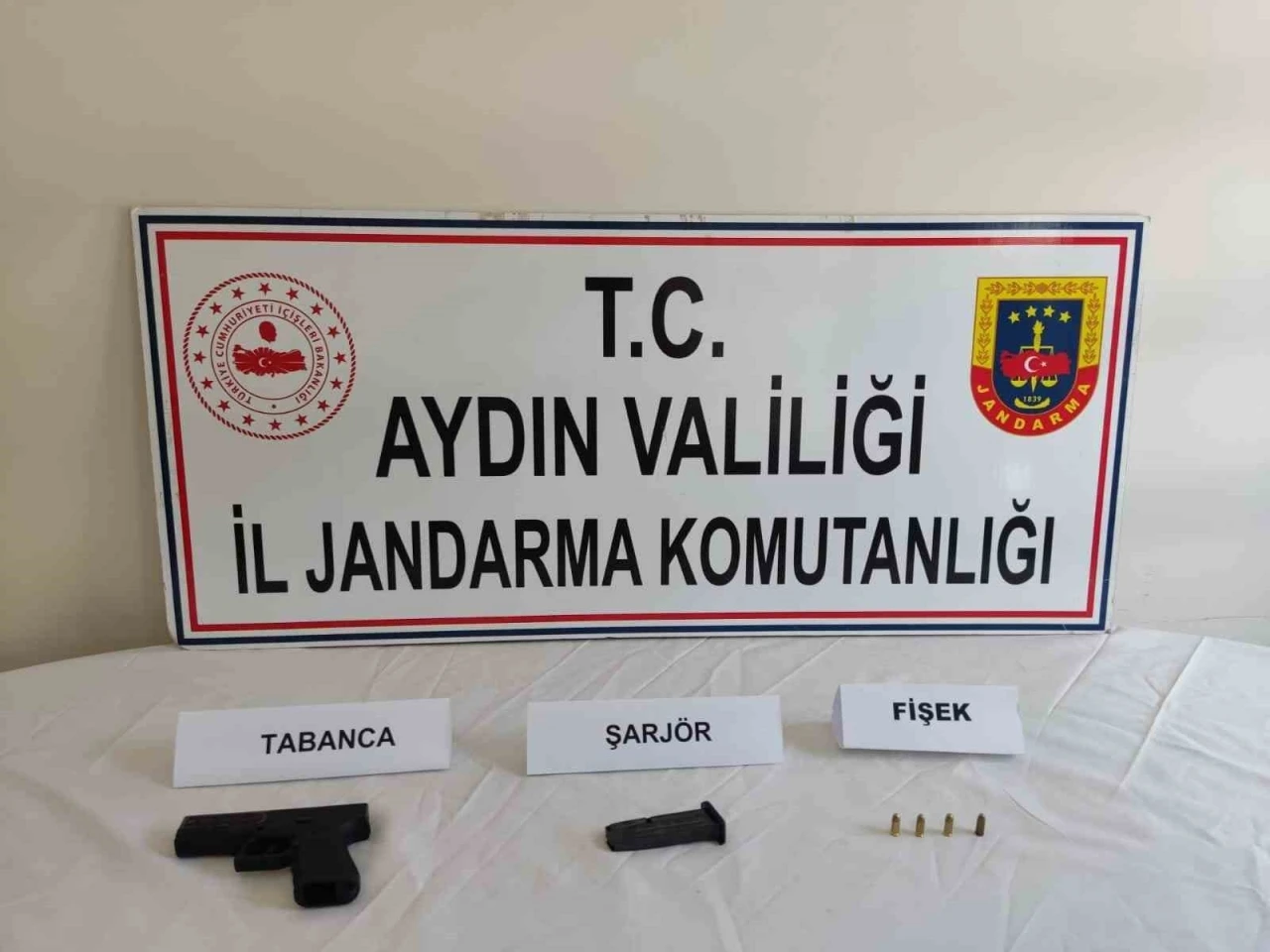 Ruhsatsız silah taşıyan 4 şüpheli yakalandı
