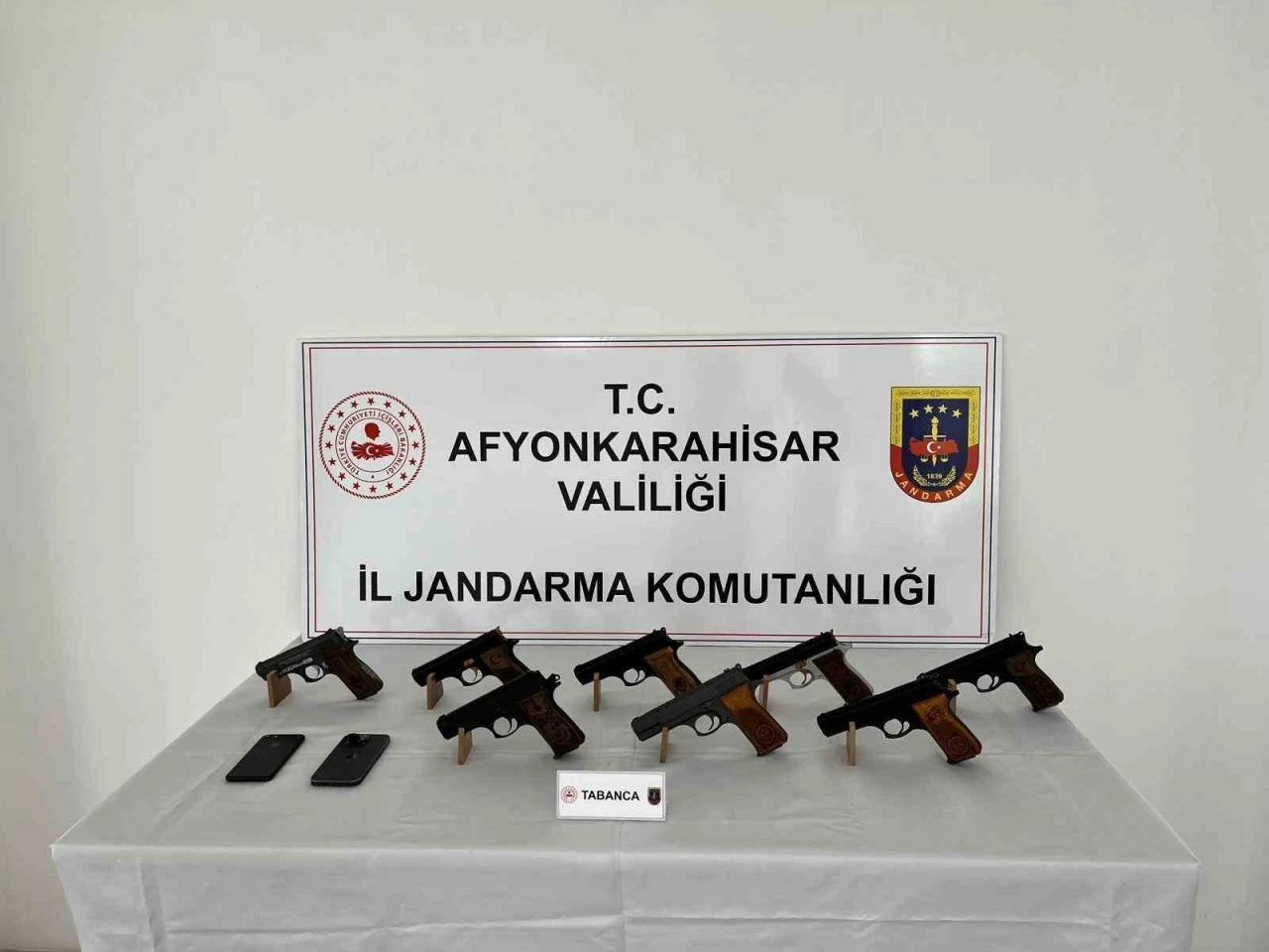 Ruhsatsız silahları satamadan jandarmaya yakalandı
