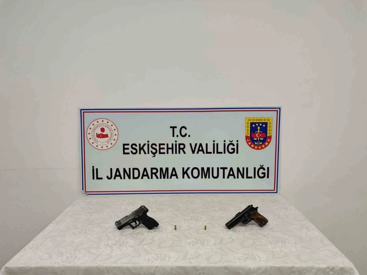 Ruhsatsız tabanca satmaya çalışırken yakalandı
