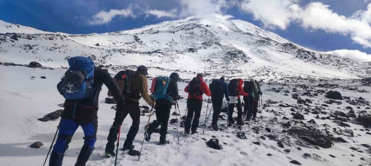 Rus dağcılar tipiye yakalandı
