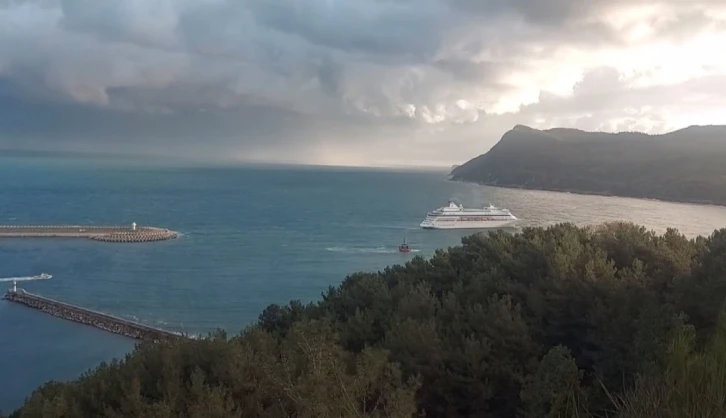 Rus turistleri taşıyan kruvaziyer gemiye Amasra&rsquo;da fırtına s&uuml;rprizi

