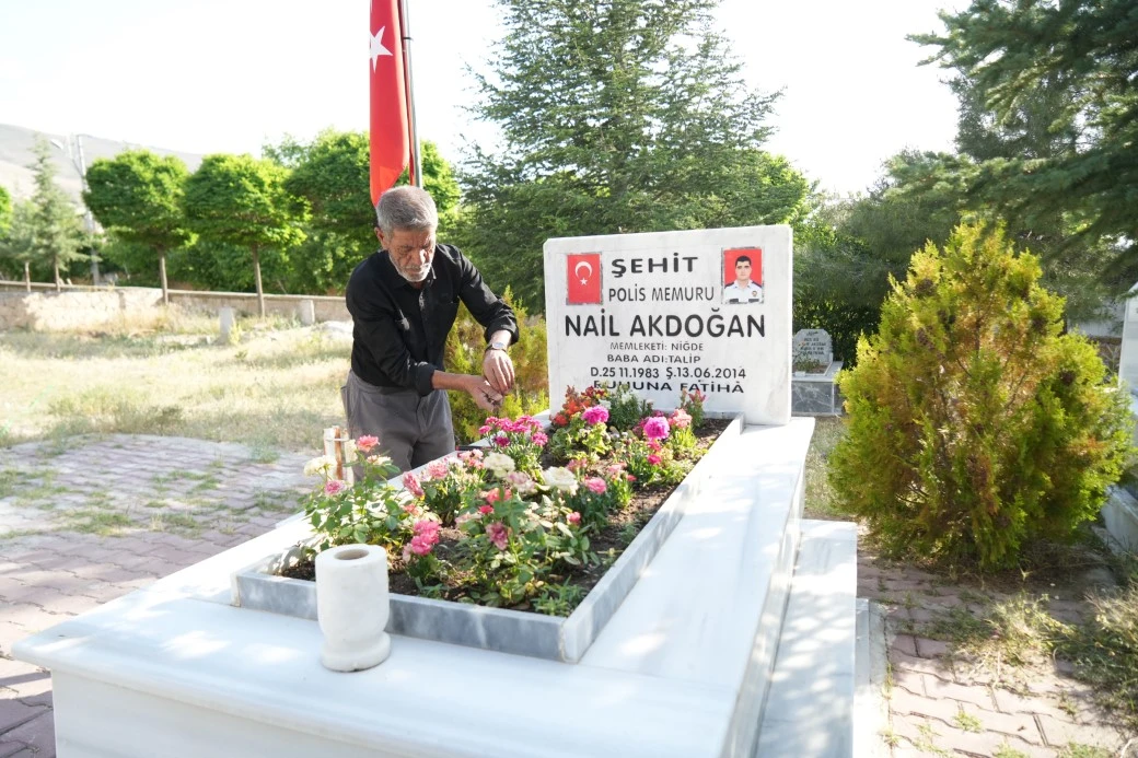 Rüya Gördü, Mezarlığa Gönlünü Verdi