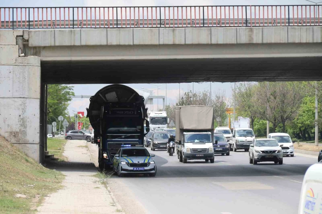 Rüzgar türbini köprüye takıldı
