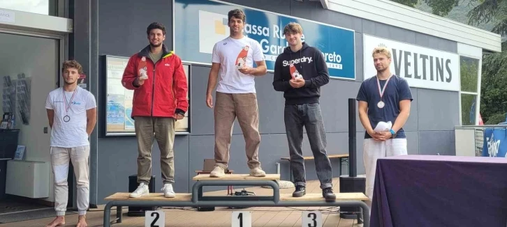 R&uuml;zgardan madalya &ccedil;ıkarıyor
