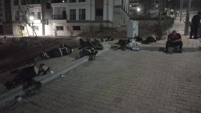 Saatler süren yangında yorgun düşen ‘Yangın Savaşçıları’ yerde uyuyarak dinlendiler
