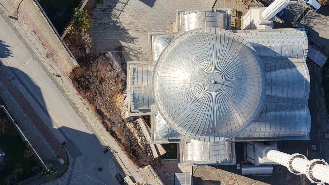 Sabah y&uuml;r&uuml;y&uuml;ş&uuml;nde yolun kaydığını farkeden yaşlı kadın 31 &ouml;ğrencinin hayatını kurtardı
