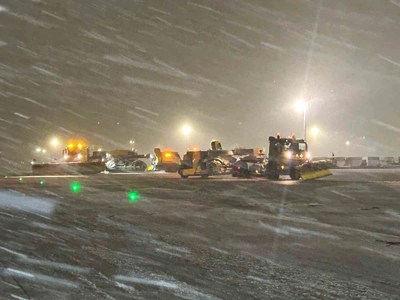 Sabiha G&ouml;k&ccedil;en Havalimanı&rsquo;nda karla m&uuml;cadele &ccedil;alışması
