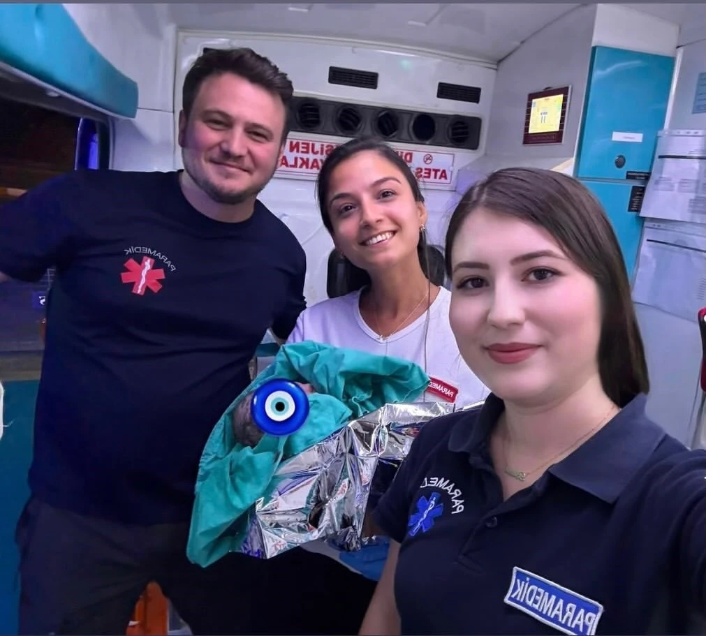 Sabırsız minik, d&uuml;nyaya g&ouml;zlerini ambulansta a&ccedil;tı
