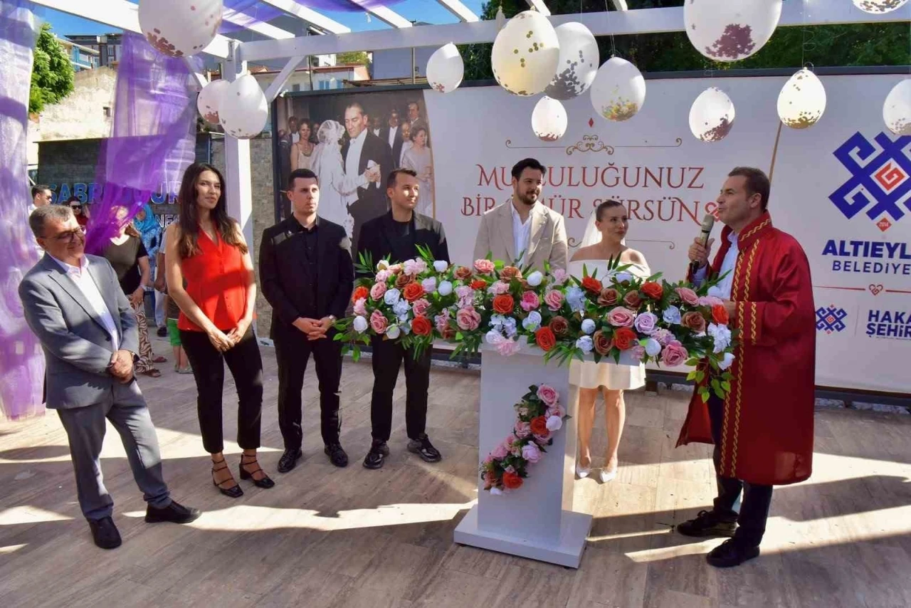 Sabri Uğur parkı a&ccedil;ık hava nikah salonu hizmete a&ccedil;ıldı
