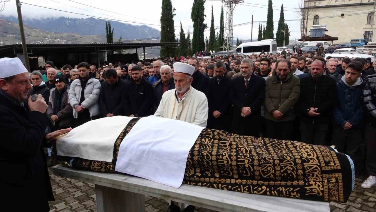 Sa&ccedil; ekimi i&ccedil;in gittiği estetik merkezinde fenalaşarak hayatını kaybeden şahıs son yolculuğuna uğurlandı
