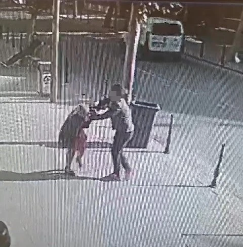 Sa&ccedil;ından tuttuğu kadını dakikalarca s&uuml;r&uuml;kledi
