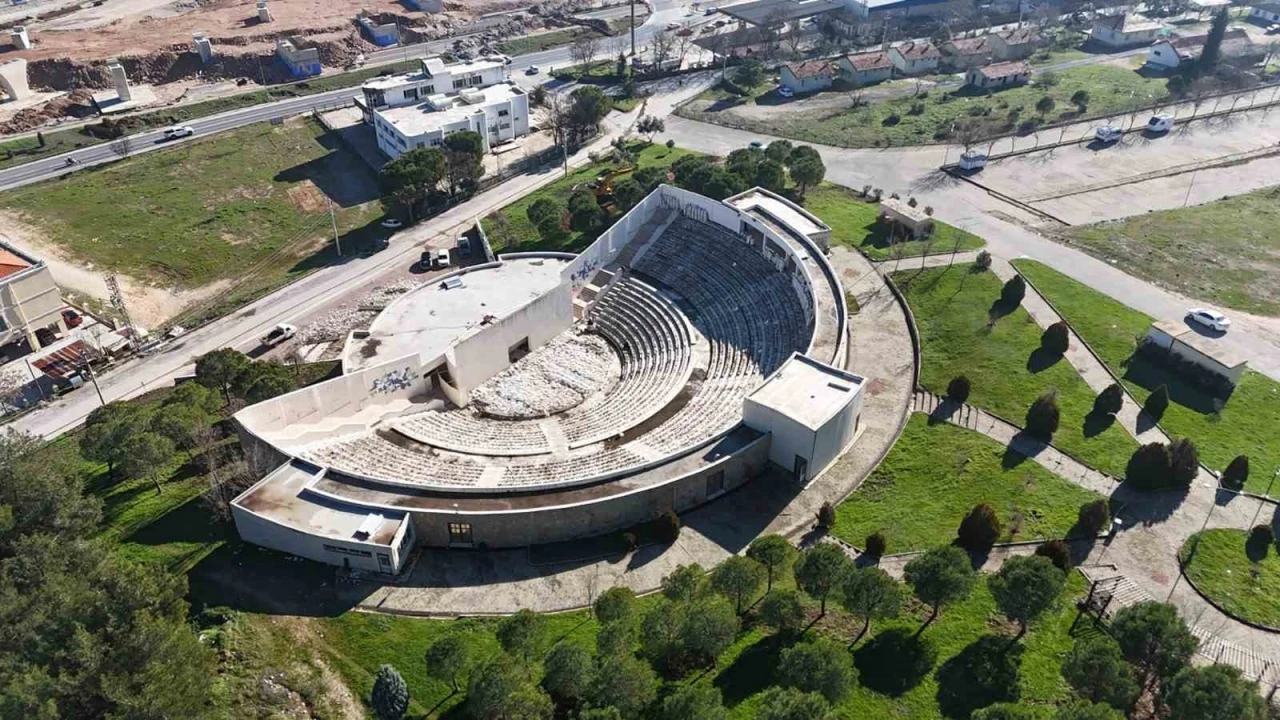 Şadan G&ouml;kovalı A&ccedil;ık Hava Tiyatrosu &ccedil;ağdaş bir yapıya kavuşuyor
