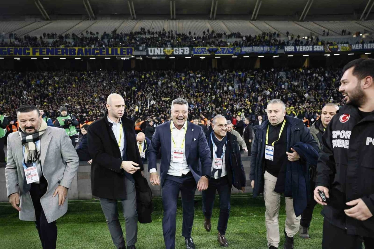 Sadettin Saran, galibiyet coşkusunu taraftarlarla yaşadı
