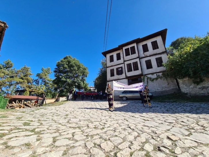 Safran Festivali kortej y&uuml;r&uuml;y&uuml;ş&uuml;yle başladı
