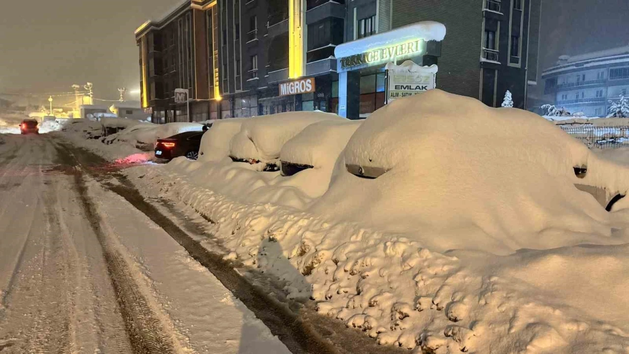 Safranbolu&rsquo;da ara&ccedil;lar kar altında adeta kayboldu
