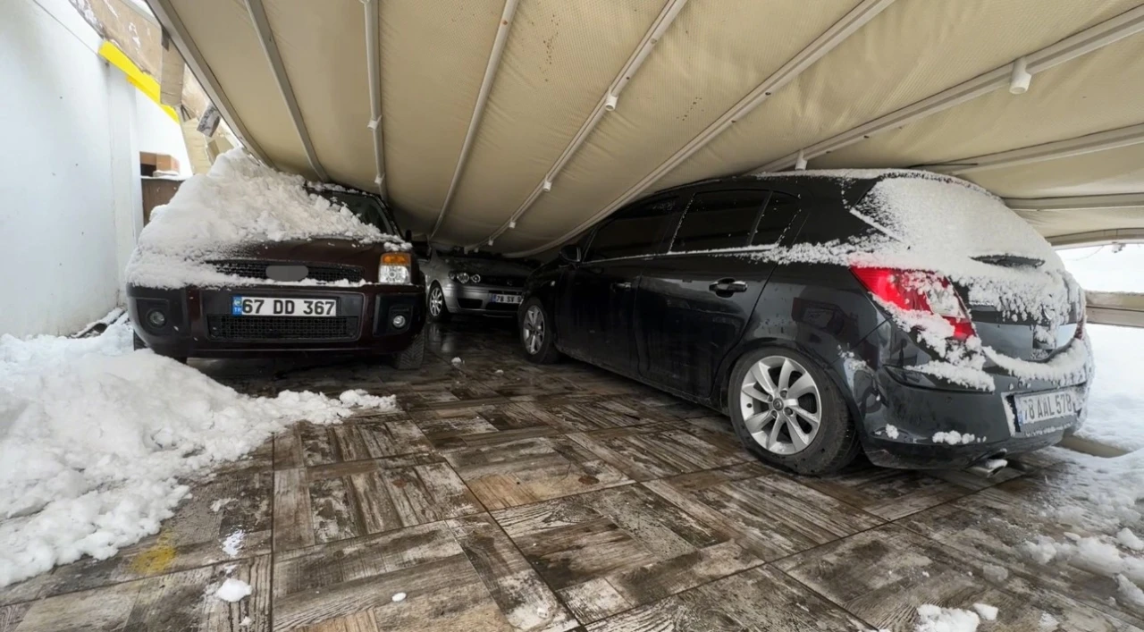 Safranbolu&rsquo;da kar ağırlığı garajı &ccedil;&ouml;kertti: 3 ara&ccedil; zarar g&ouml;rd&uuml;
