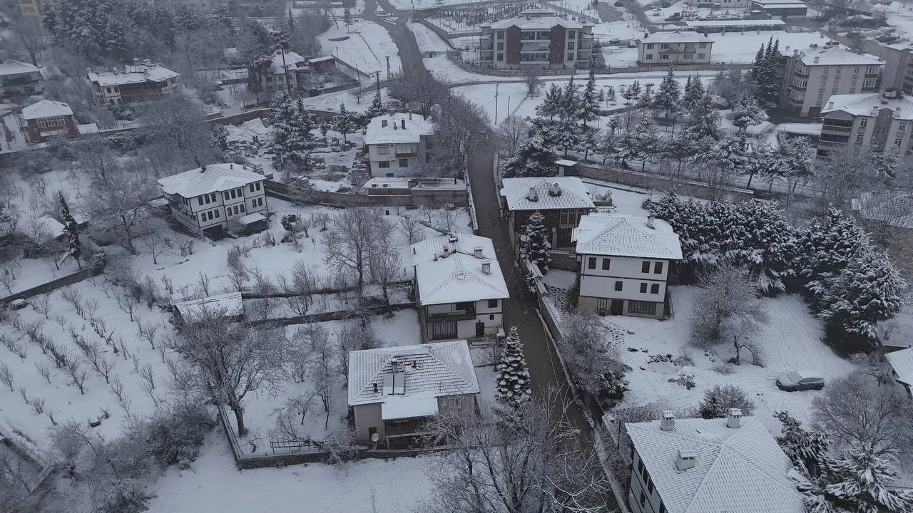 Safranbolu&rsquo;da kar yağışı tarihi konakları yeniden beyaza b&uuml;r&uuml;d&uuml;
