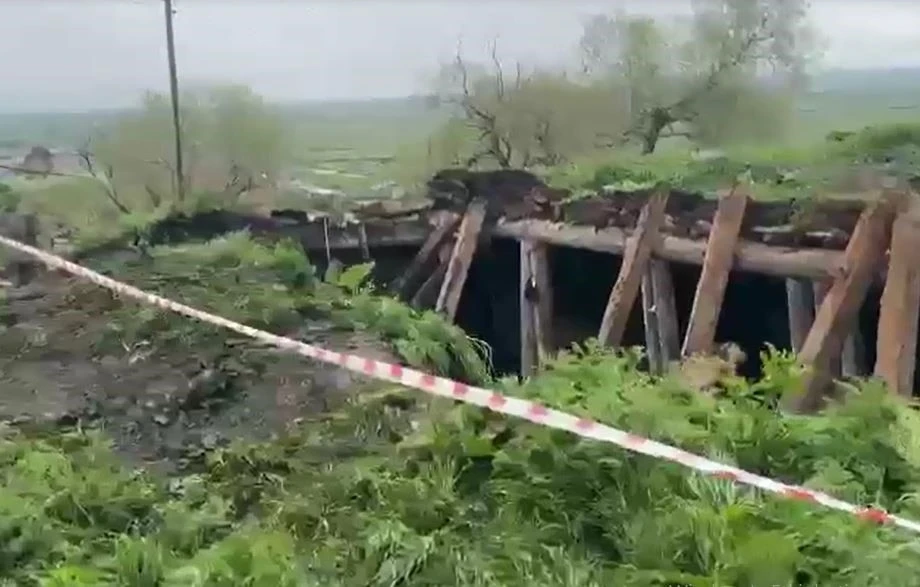 Sağanağın etkisiyle ahır çöktü, hayvanlar enkaz altında kaldı
