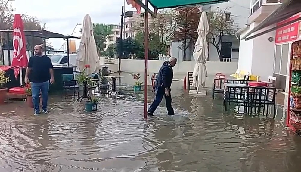 Sağanak yağış Aliağa’da su baskınlarına neden oldu
