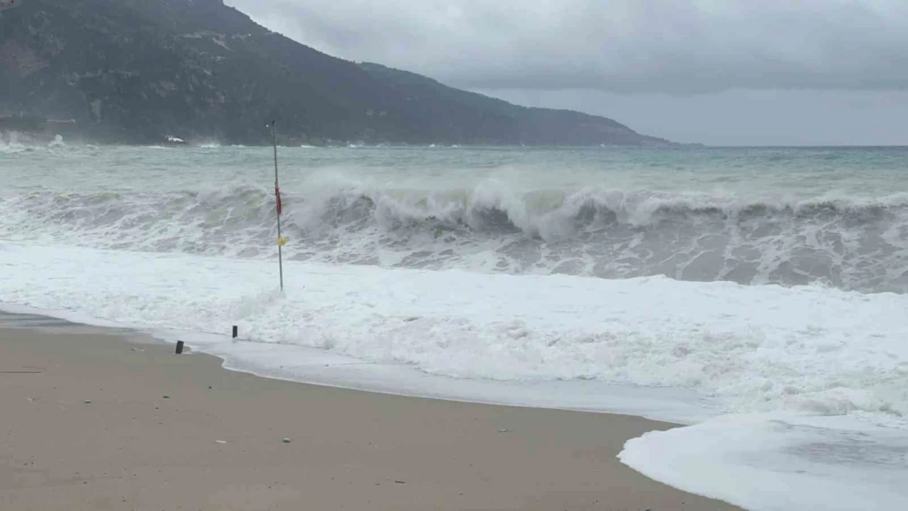 Sağanak yağış, &Ouml;l&uuml;deniz&rsquo;in rengini değiştirdi
