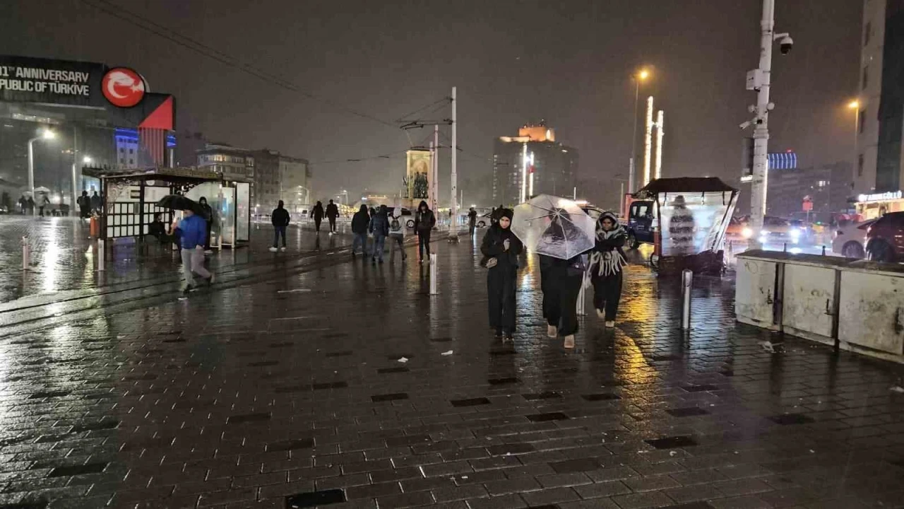 Sağanak yağışın etkili olduğu Taksim&rsquo;de şimşekler geceyi aydınlattı
