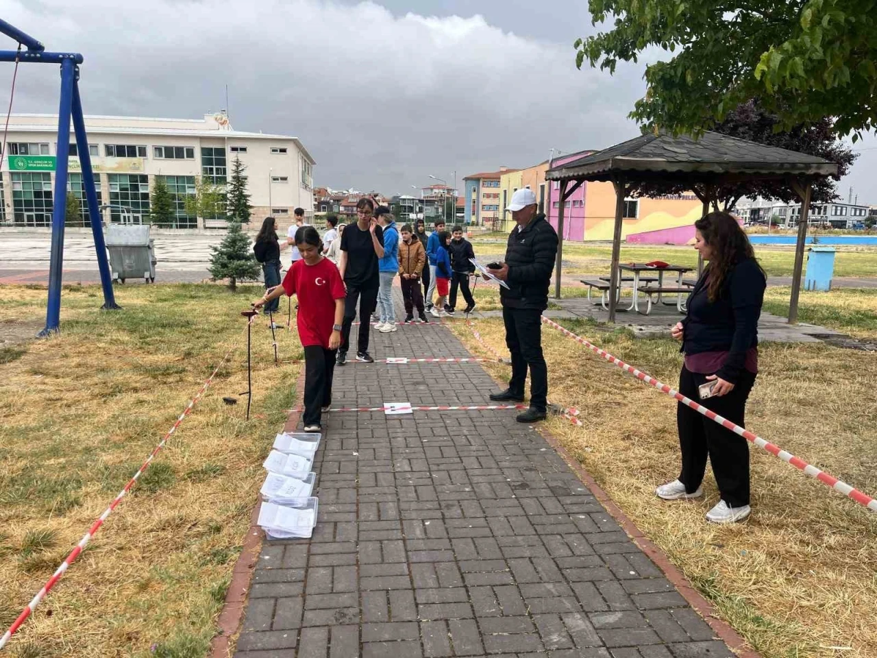 Sağanak yağmur oryantiring heyecanını durduramadı
