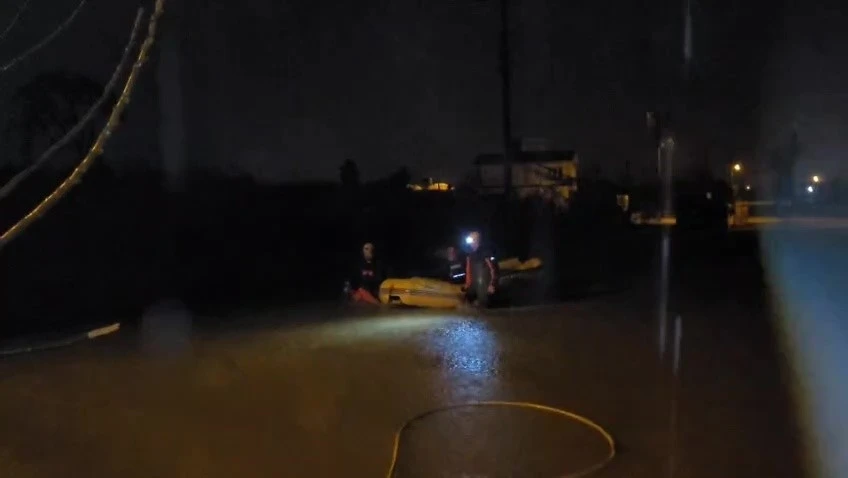 Sağanak yağmurun etkili olduğu Antalya&rsquo;da mahsur kalan vatandaşlar botlarla kurtarıldı
