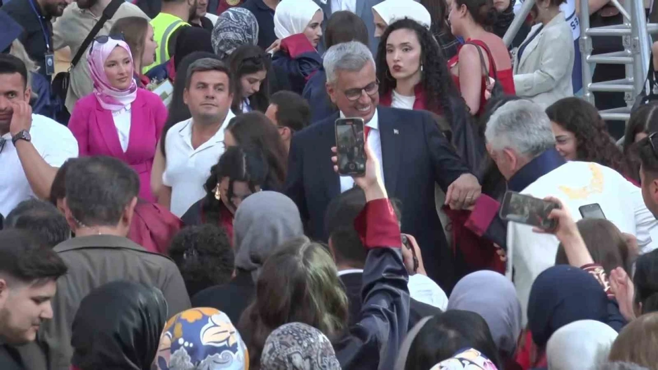 Sağlık Bakanı Memişoğlu, mezun olan öğrencilerle horon oynadı
