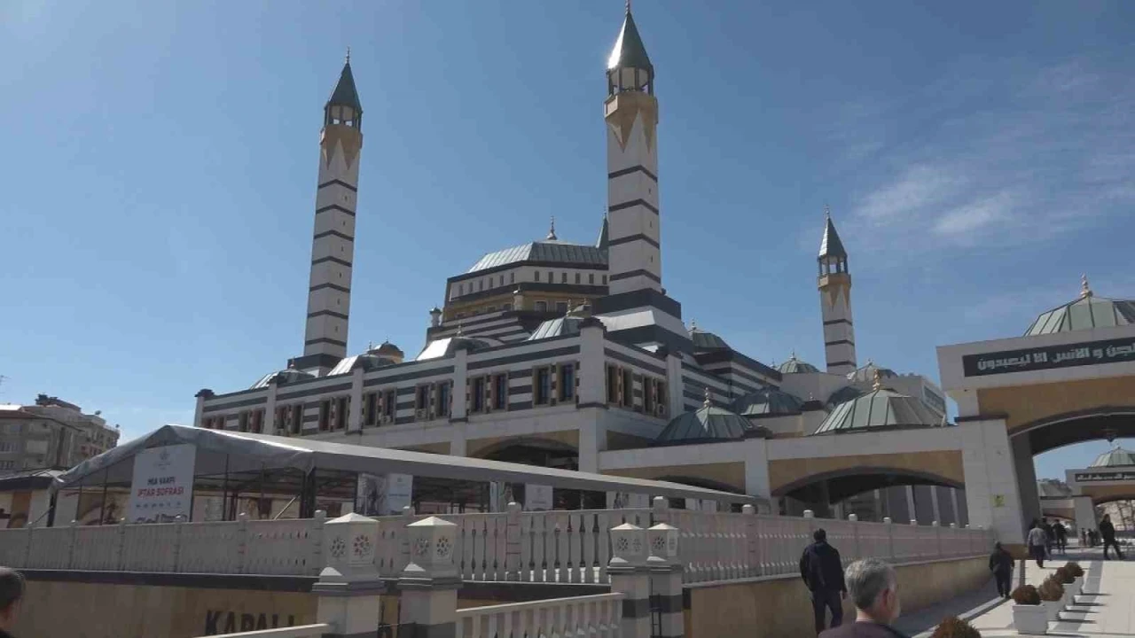 Sağlık Bakanı Memişoğlu, Ramazan’ın ilk cumasını Diyarbakır’da eda etti
