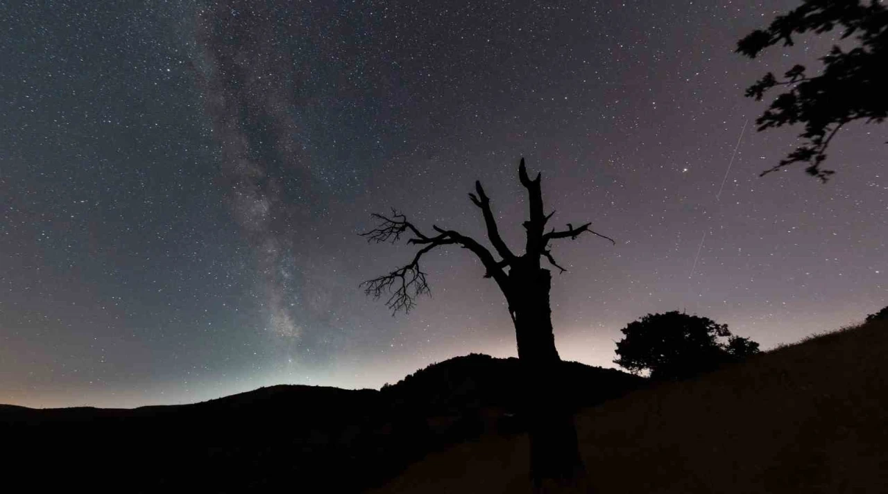 Sağlık çalışanı, 4 bin yıllık Harput’ta meteor yağmurunu fotoğrafladı

