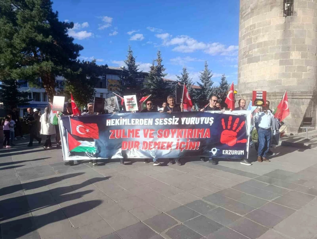 Sağlık çalışanları Gazze için yürüdü
