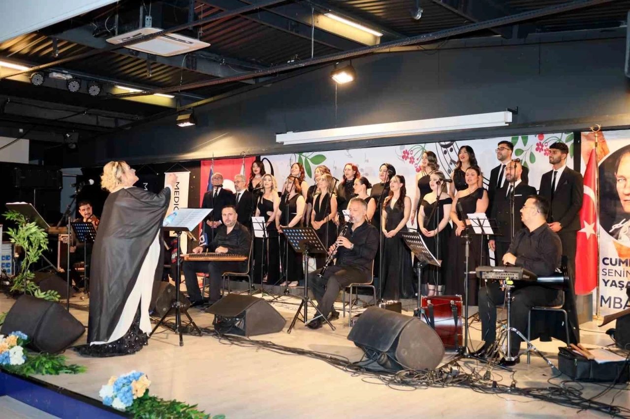 Sağlık çalışanları notalarla şifa dağıttı
