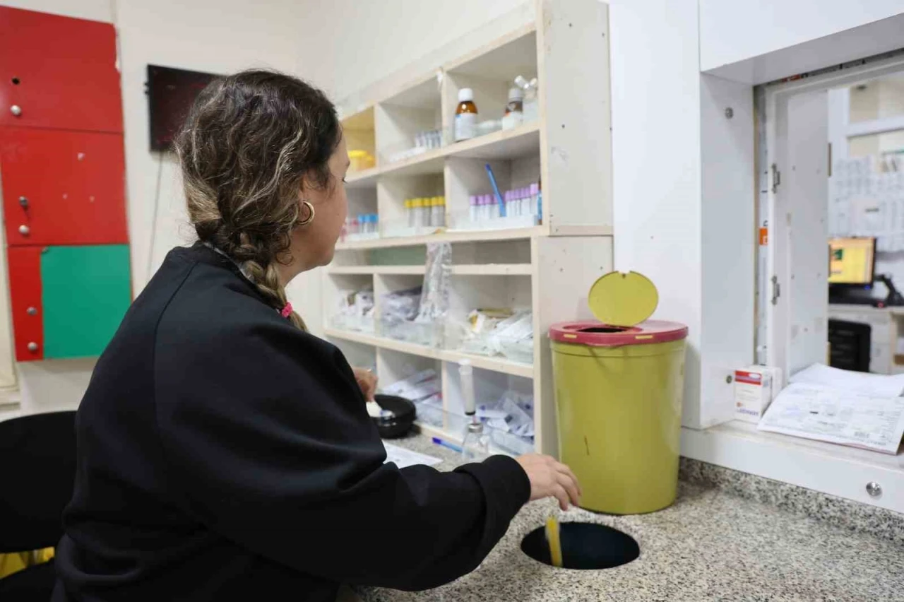 Sağlık &ccedil;alışanları yeni yıla şifa dağıtarak giriyor
