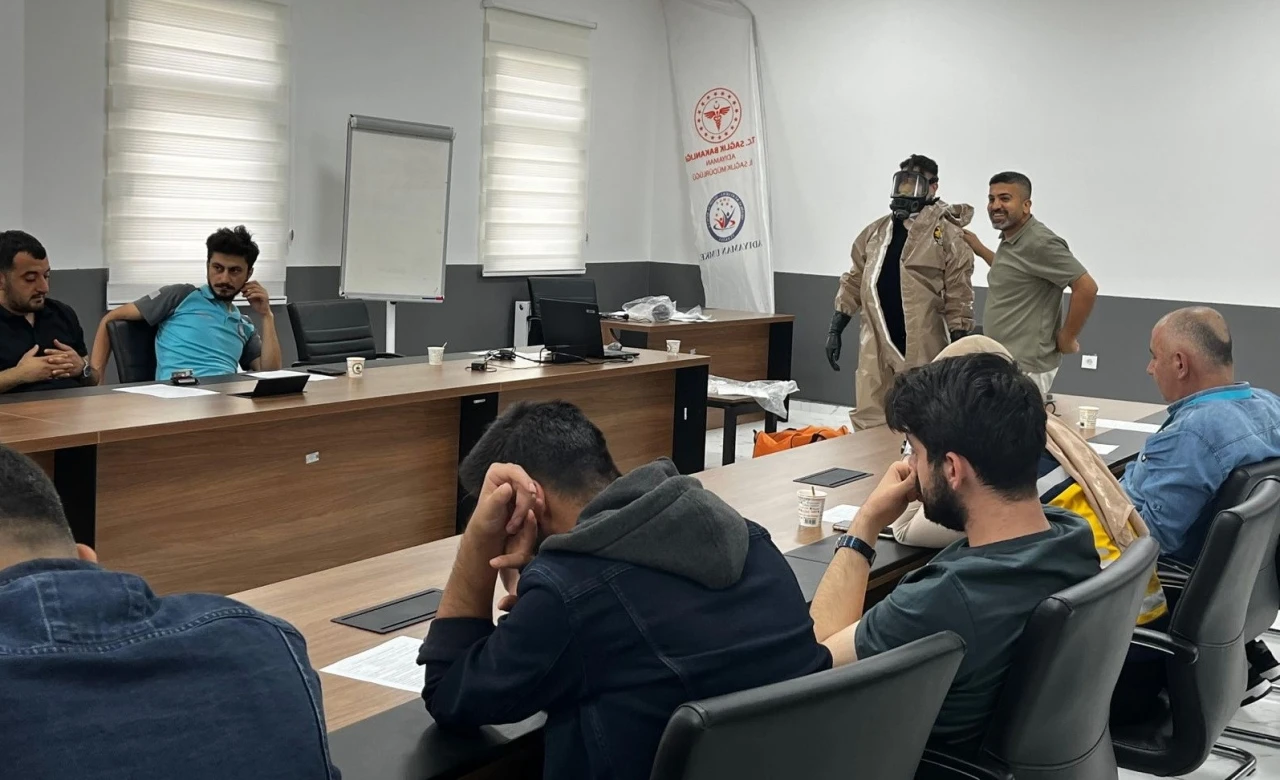 Sağlık çalışanlarına yönelik KBRN eğitimi devam ediyor
