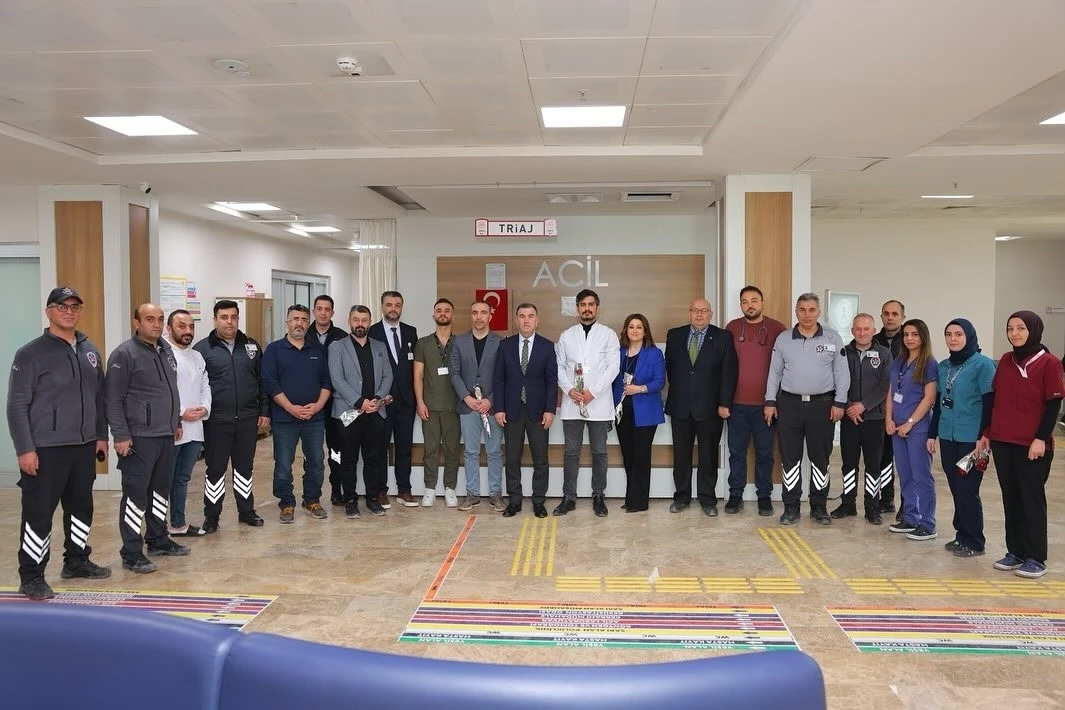 Sağlık çalışanlarıyla bir araya gelen Vali Eldivan, Tıp Bayramlarını kutladı