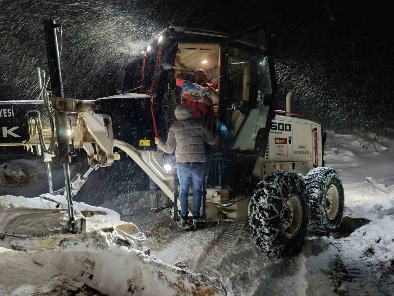 Sağlık ekipleri greyder eşliğinde 1 yaşındaki Mina&rsquo;ya ulaştı
