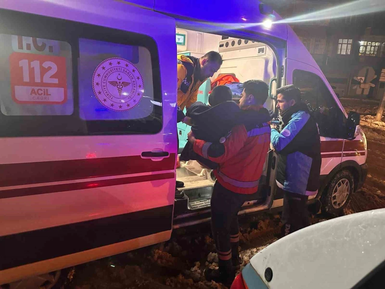 Sağlık ekipleri karlı yolda zamanla yarışarak hastaya ulaştı
