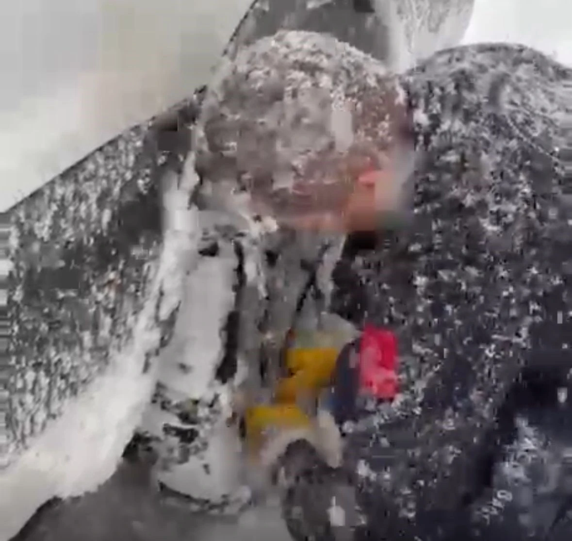 Sağlık ekiplerinin kar mesaisi: Zincir takıp hastaya ulaştılar
