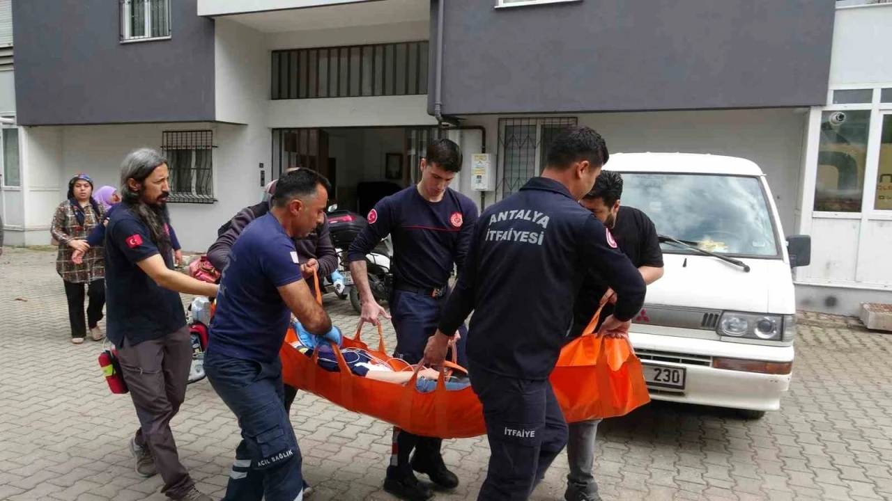 Sağlık ekiplerinin müdahalesi ile hayata döndürüldü, öldüğünü düşünen yakını &quot;Beni de öldürün&quot; diyerek feryat etti
