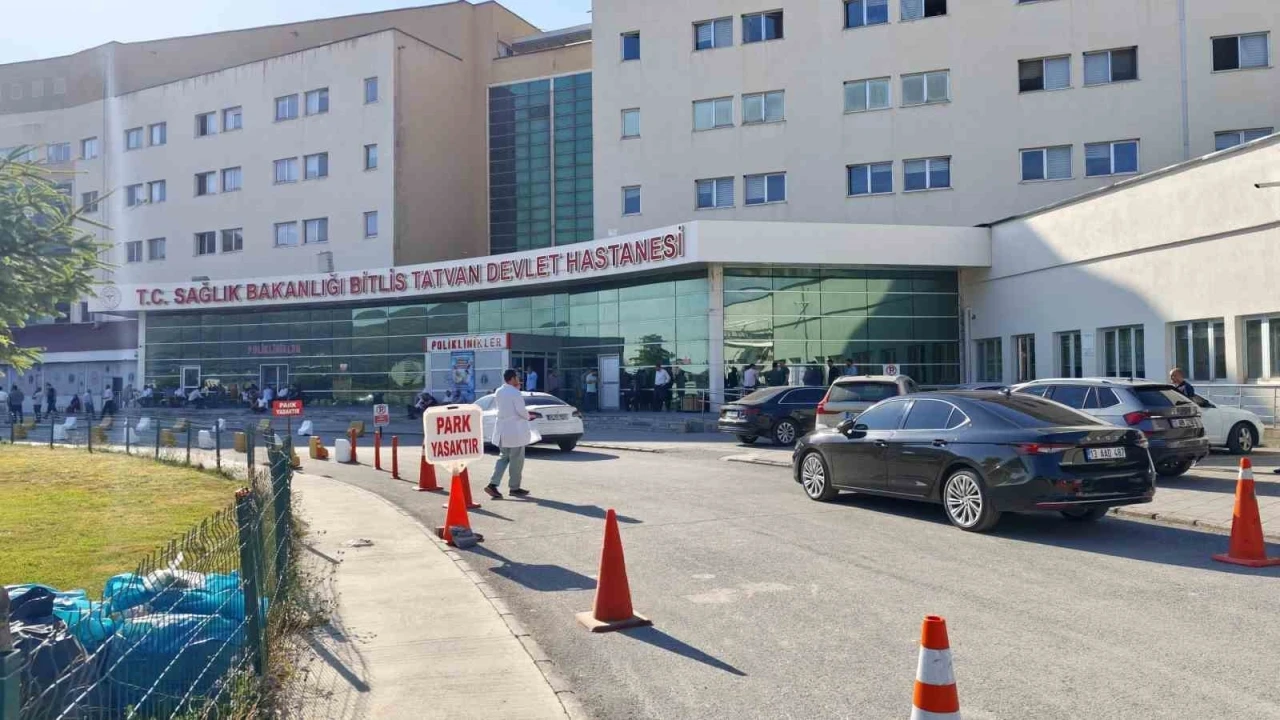 Sağlık m&uuml;d&uuml;r&uuml;n&uuml;n makam aracı kazaya karıştı: 11 yaşındaki &ccedil;ocuk yaralandı
