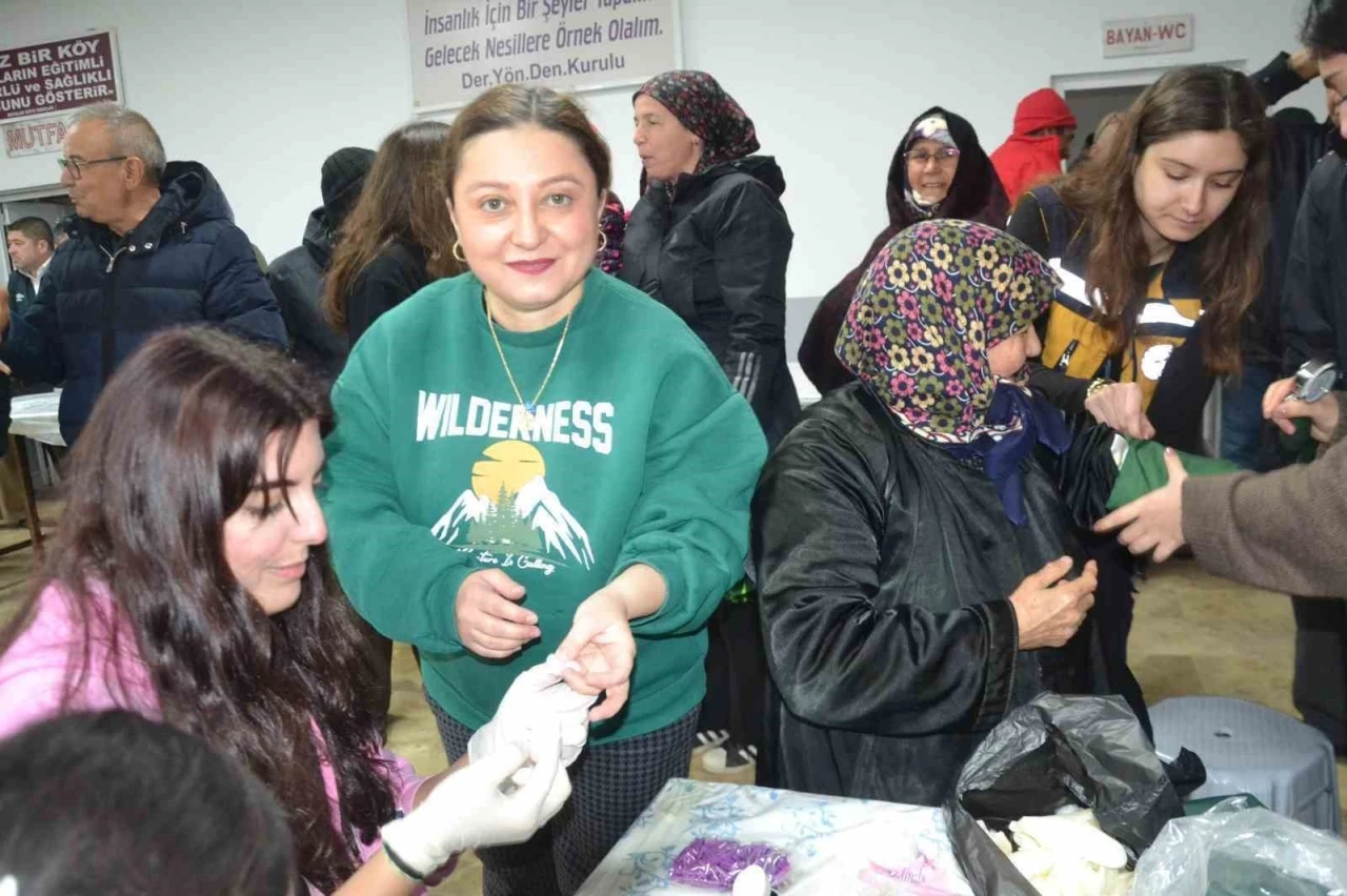 Sağlık &ouml;ğrencilerden kırsalda vatandaşlara ilk yardım etkinliği
