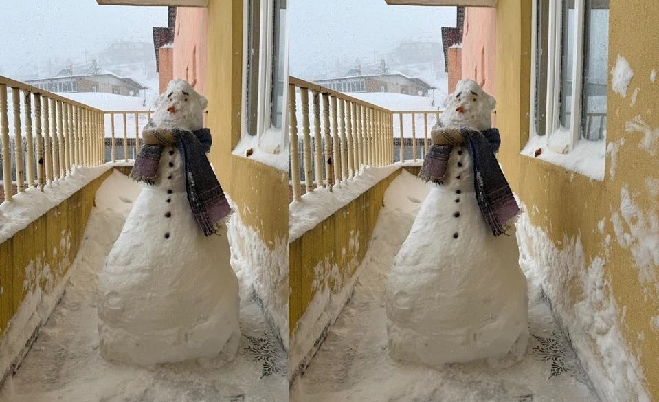 Sağlık&ccedil;ılardan balkonda kardan adam
